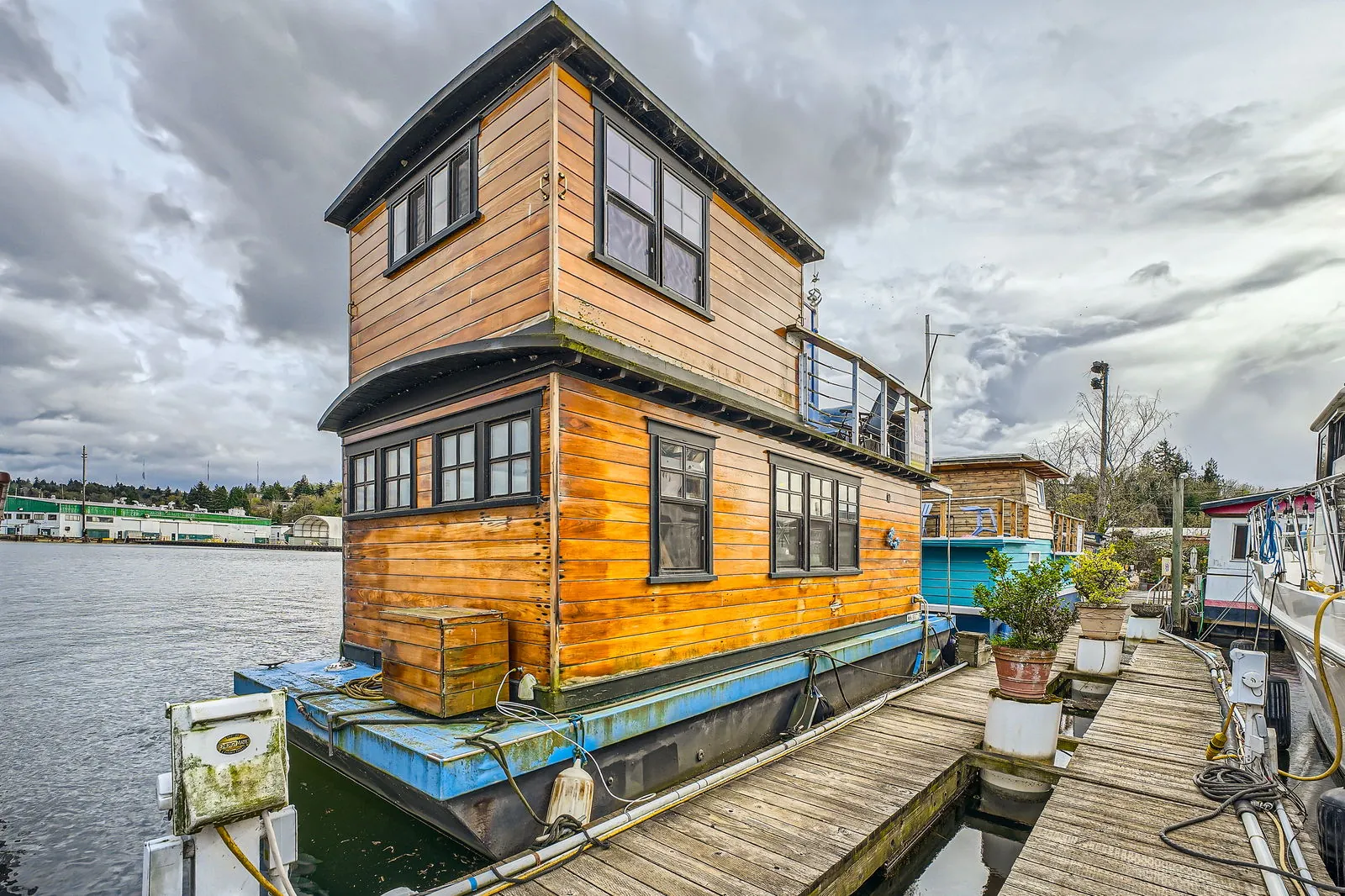 Floating homes moored on the Ship Canal at W Ewing Place in Seattle, listed by Special Agents Realty