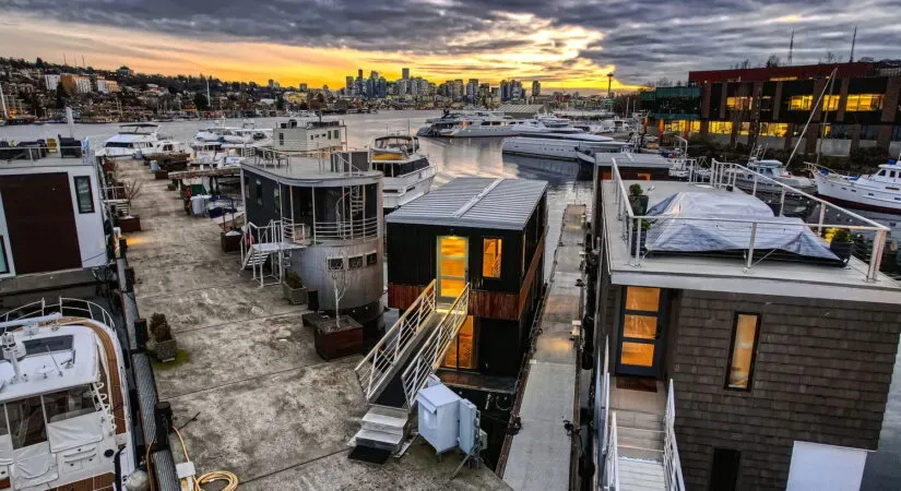 Houseboats lined along a quiet Seattle dock
